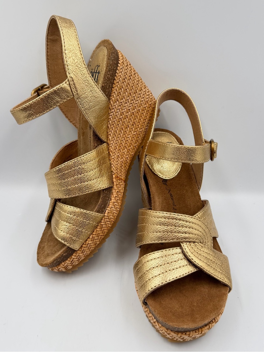 Sofft Womens 7M Clarissa Wedge Gold Sandal Metallic Leather Buckle Basket Weave